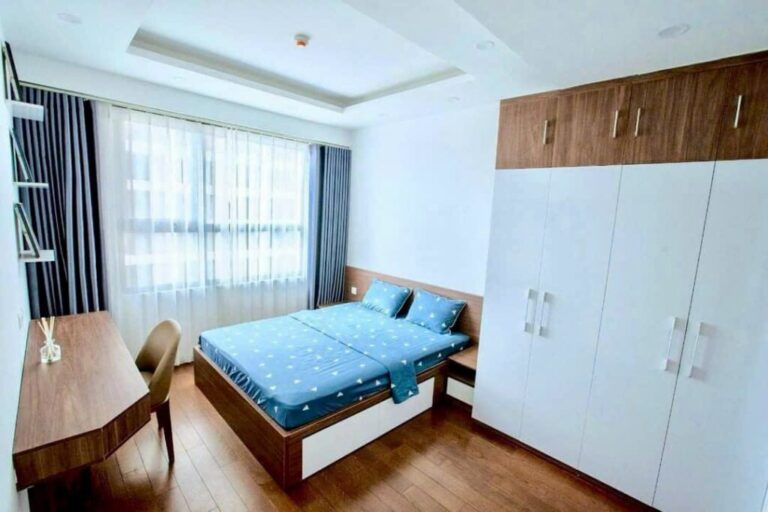 3-Bedroom Apartment for Rent at Vinhomes D’Capitale – 90 m² (Bathroom with Bathtub) 01